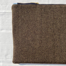 Load image into Gallery viewer, Olive green herringbone pattern wool and leather pouch. 2-material Pouch with YKK zip. Zippered purse. Zippered pouch.