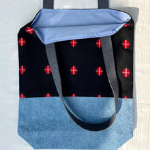 Load image into Gallery viewer, Tote bag. Vintage Japanese kimono fabric. « Kasuri » pattern. Blue cotton denim bottom.