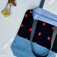 Load image into Gallery viewer, Tote bag. Vintage Japanese kimono fabric. « Kasuri » pattern. Blue cotton denim bottom.