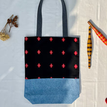 Load image into Gallery viewer, Tote bag. Vintage Japanese kimono fabric. « Kasuri » pattern. Blue cotton denim bottom.