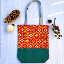 Load image into Gallery viewer, Tote bag. Vintage Japanese kimono fabric. « Kasuri » pattern. Orange wool and stonewashed green cotton canvas bottom.