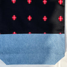 Load image into Gallery viewer, Tote bag. Vintage Japanese kimono fabric. « Kasuri » pattern. Blue cotton denim bottom.