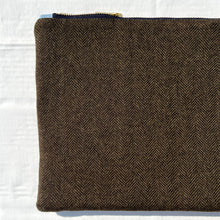 Load image into Gallery viewer, Olive green herringbone pattern wool and leather pouch. 2-material Pouch with YKK zip. Zippered purse. Zippered pouch.