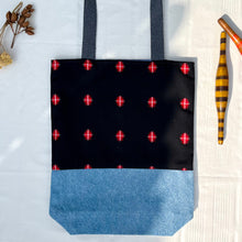 Load image into Gallery viewer, Tote bag. Vintage Japanese kimono fabric. « Kasuri » pattern. Blue cotton denim bottom.