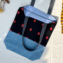 Load image into Gallery viewer, Tote bag. Vintage Japanese kimono fabric. « Kasuri » pattern. Blue cotton denim bottom.