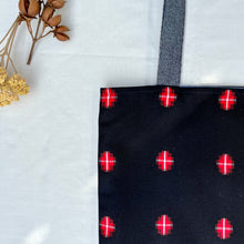 Load image into Gallery viewer, Tote bag. Vintage Japanese kimono fabric. « Kasuri » pattern. Blue cotton denim bottom.