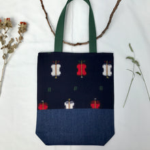 Load image into Gallery viewer, Tote bag. Vintage Japanese kimono fabric. « Kasuri » pattern. Dark blue denim bottom.