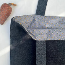 Load image into Gallery viewer, Tote bag. Dark grey wool tote with a green leather round bottom.