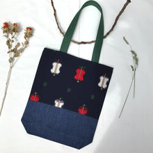 Load image into Gallery viewer, Tote bag. Vintage Japanese kimono fabric. « Kasuri » pattern. Dark blue denim bottom.