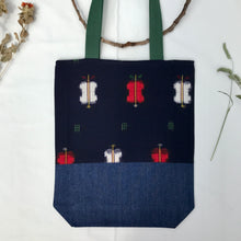 Load image into Gallery viewer, Tote bag. Vintage Japanese kimono fabric. « Kasuri » pattern. Dark blue denim bottom.