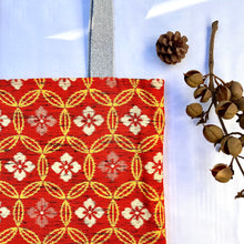 Load image into Gallery viewer, Tote bag. Vintage Japanese kimono fabric. « Kasuri » pattern. Orange wool and stonewashed green cotton canvas bottom.
