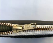 Load image into Gallery viewer, Olive green wool and green leather. 2-material pouch with YKK zip. Zippered purse. Zippered pouch.
