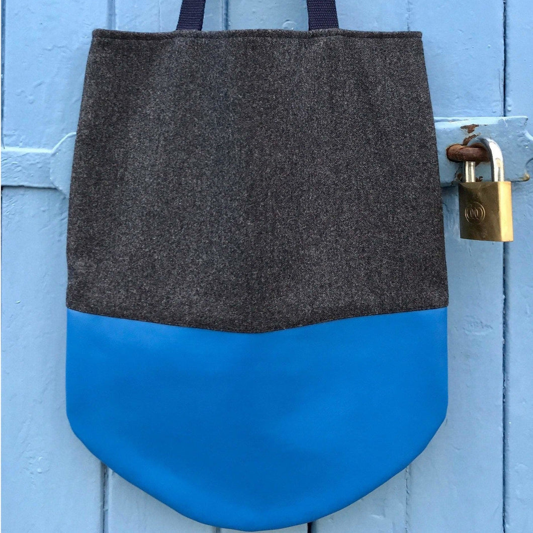 Tote bag. Grey wool tote with a two-colour blue and purple leather round bottom.