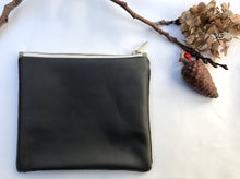 Load image into Gallery viewer, Olive green wool and green leather. 2-material pouch with YKK zip. Zippered purse. Zippered pouch.
