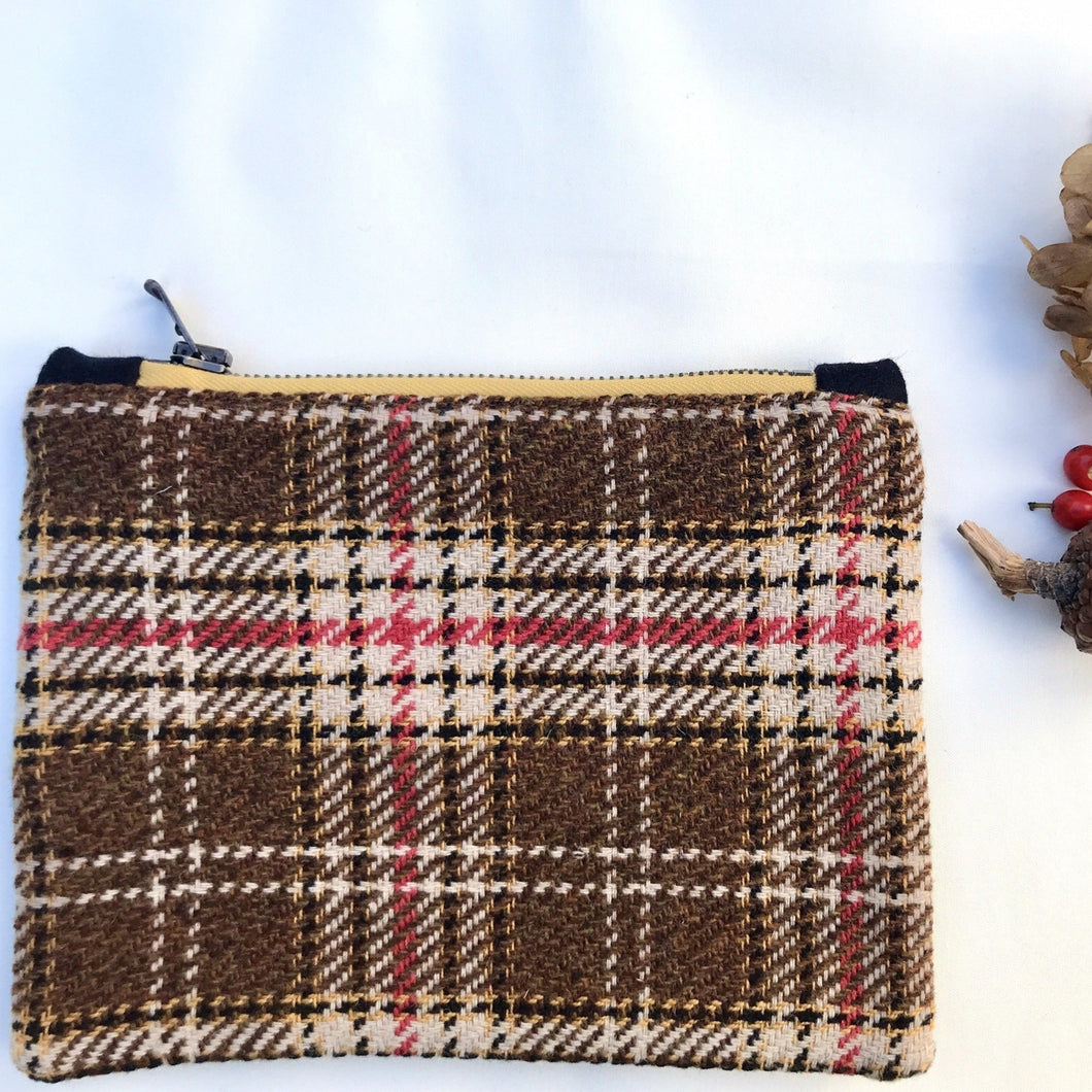 Two-fabric pouch with zip. Wool check and navy blue cotton twill pouch. Zippered purse. Zippered pouch. riri zipper.