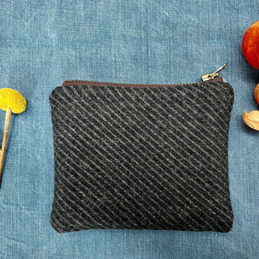 Navy blue wool and green leather pouch. 2-material pouch with YKK zip. Zippered purse. Zippered pouch.